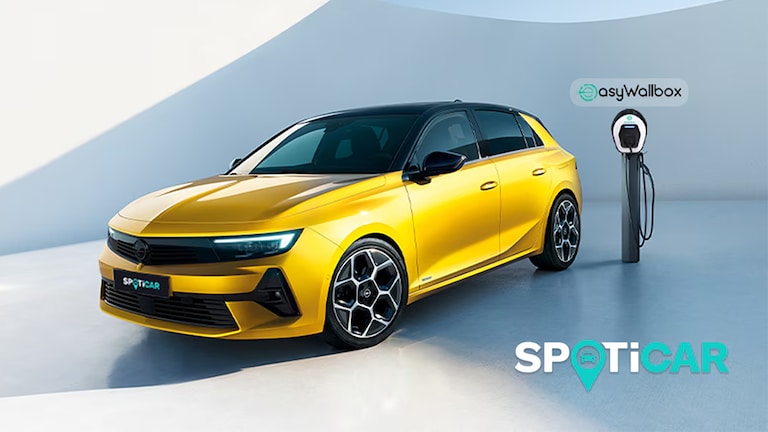 Zijaanzicht van witte Opel Mokka met een man en vrouw ernaast