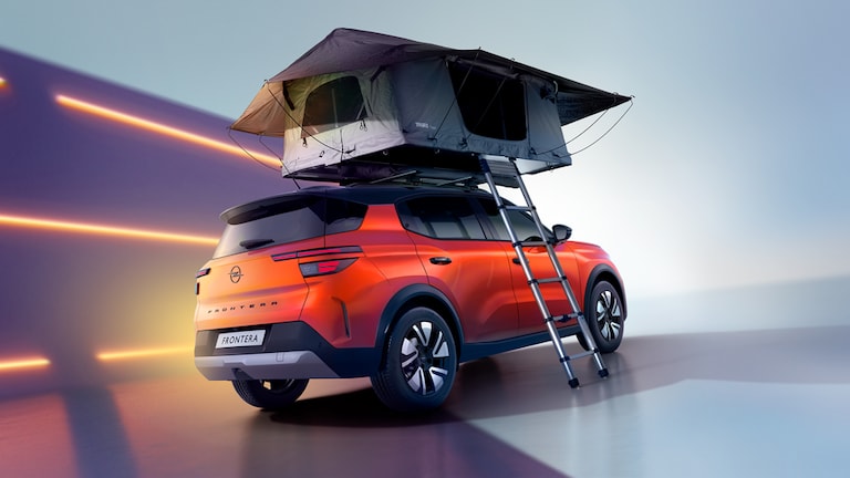 Shot van achterkant rode Astra Sports Tourer Electric met fietsendrager