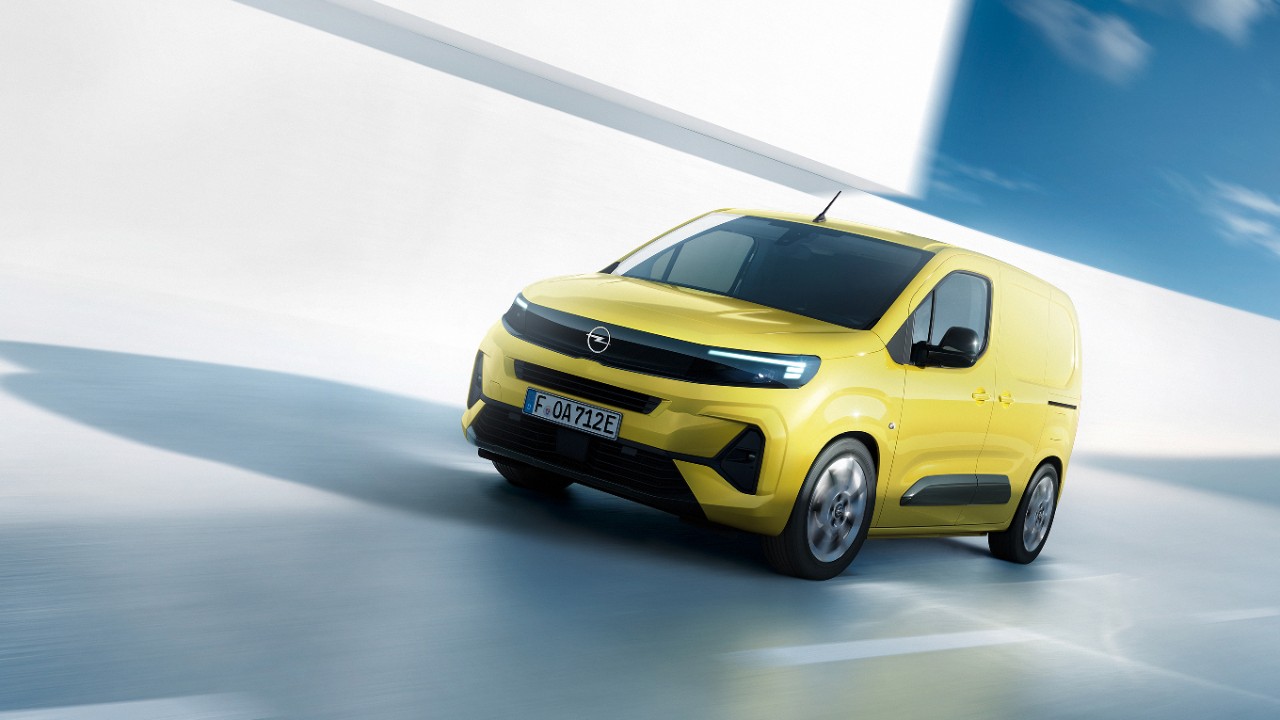 Vue de face du nouvel Opel Combo Electric Cargo jaune en mouvement
