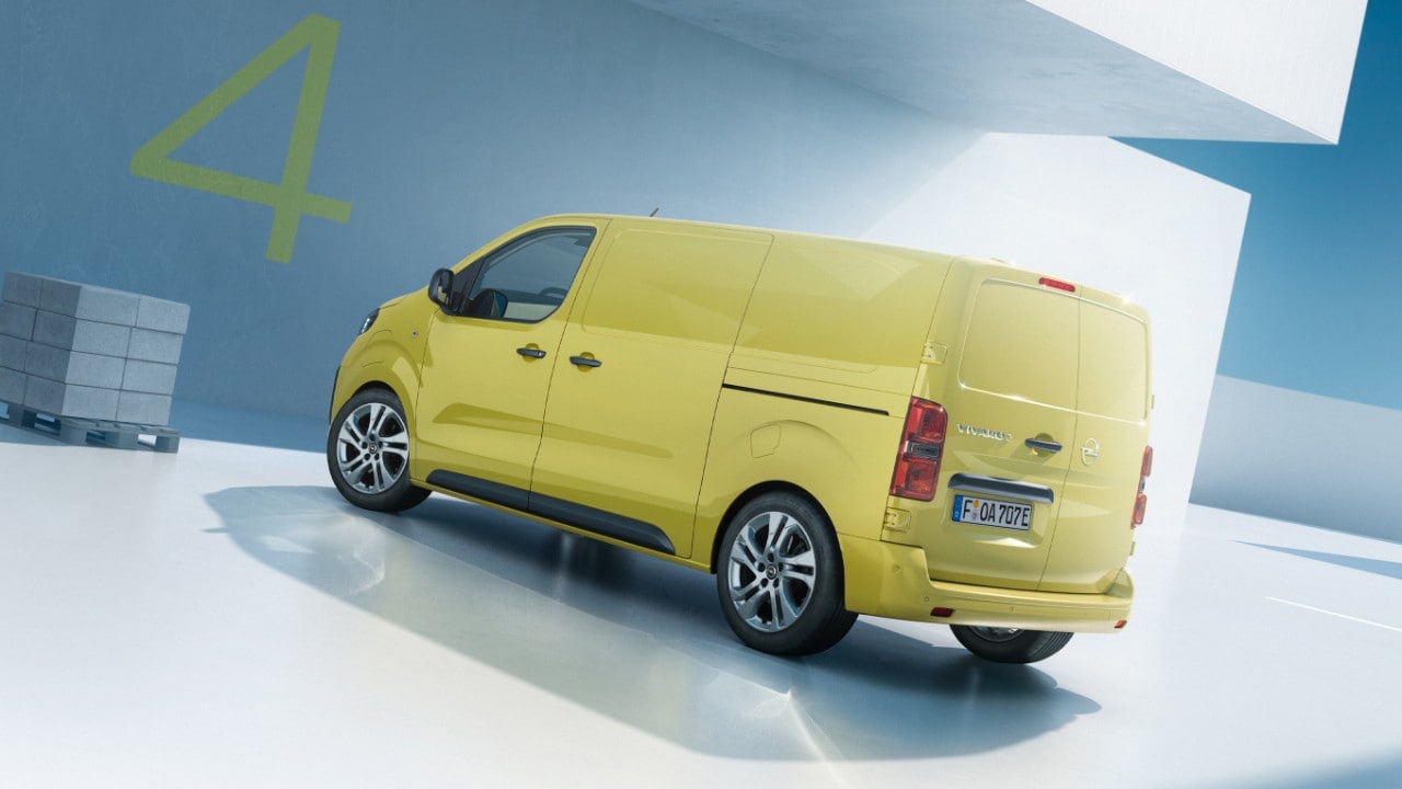 Vue arrière du nouvel Opel Vivaro Electric en mouvement