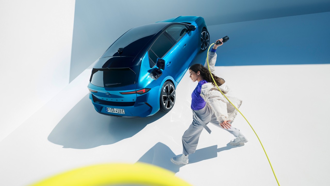 Vue de dessus d'une Opel Astra Electric bleue avec un toit noir