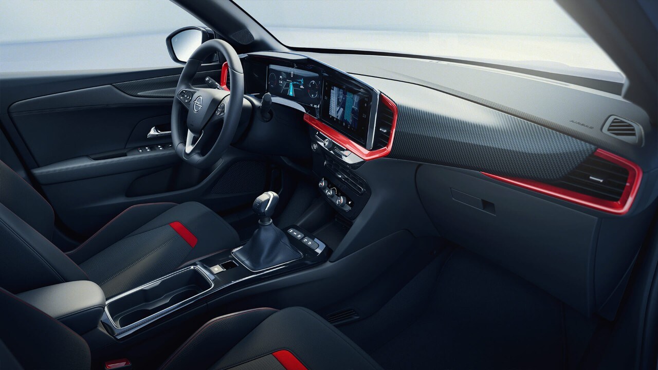 L'intérieur d'un Opel Mokka avec des finitions rouges