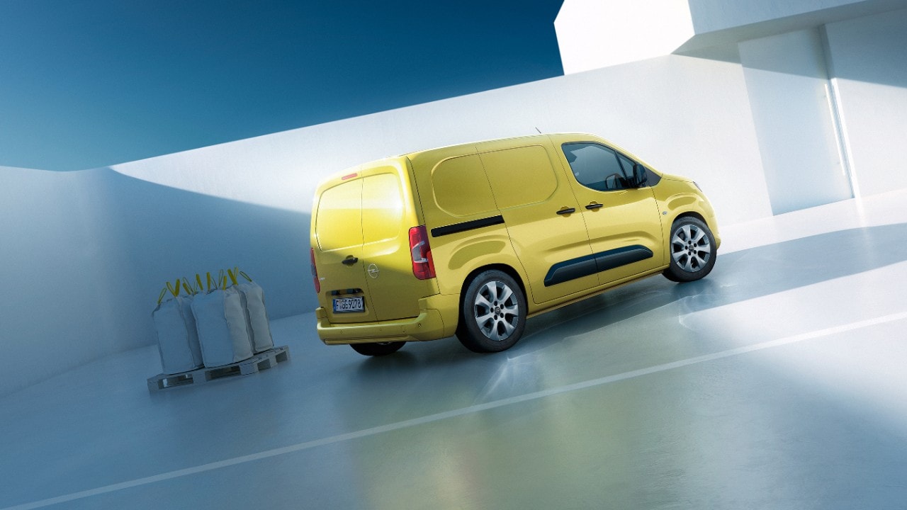 Zijaanzicht achterkant van een nieuwe gele Opel Combo Cargo