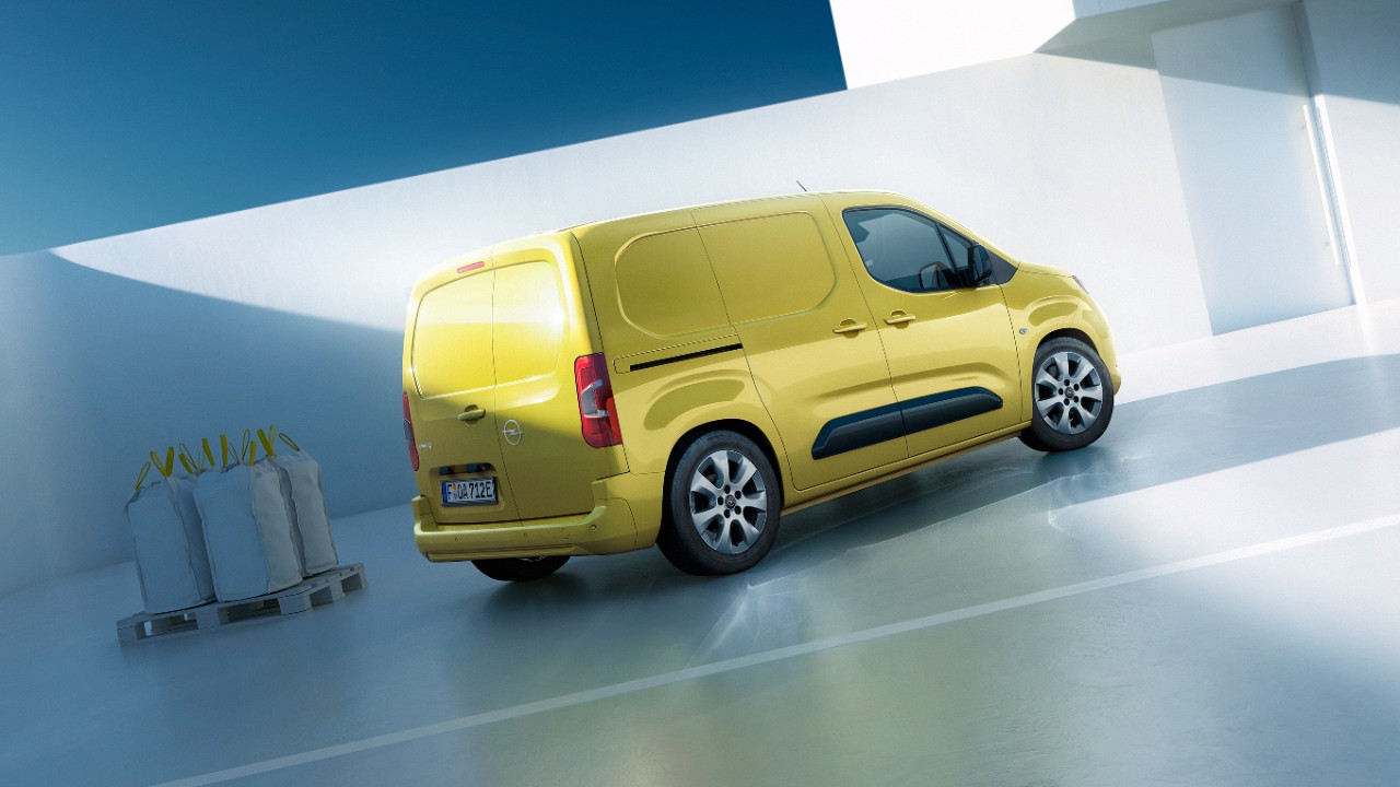 Zijaanzicht achterkant van een nieuwe gele Opel Combo Electric Cargo