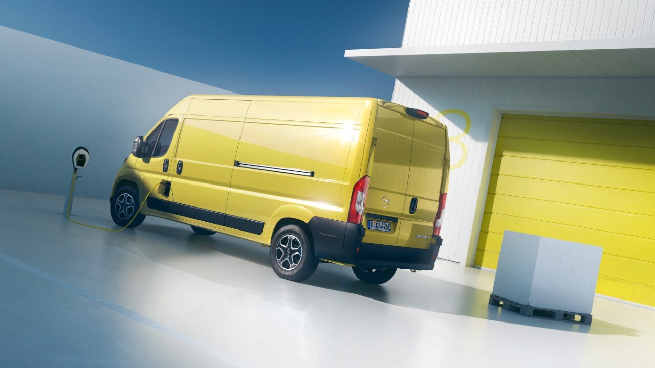 Zijaanzicht van de achterkant van de nieuwe Opel Movano Electric