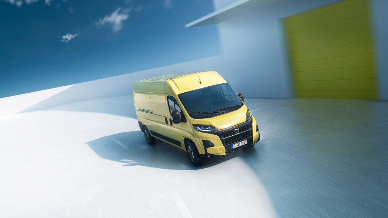 Zijaanzicht voorkant van de nieuwe Opel Movano Electric