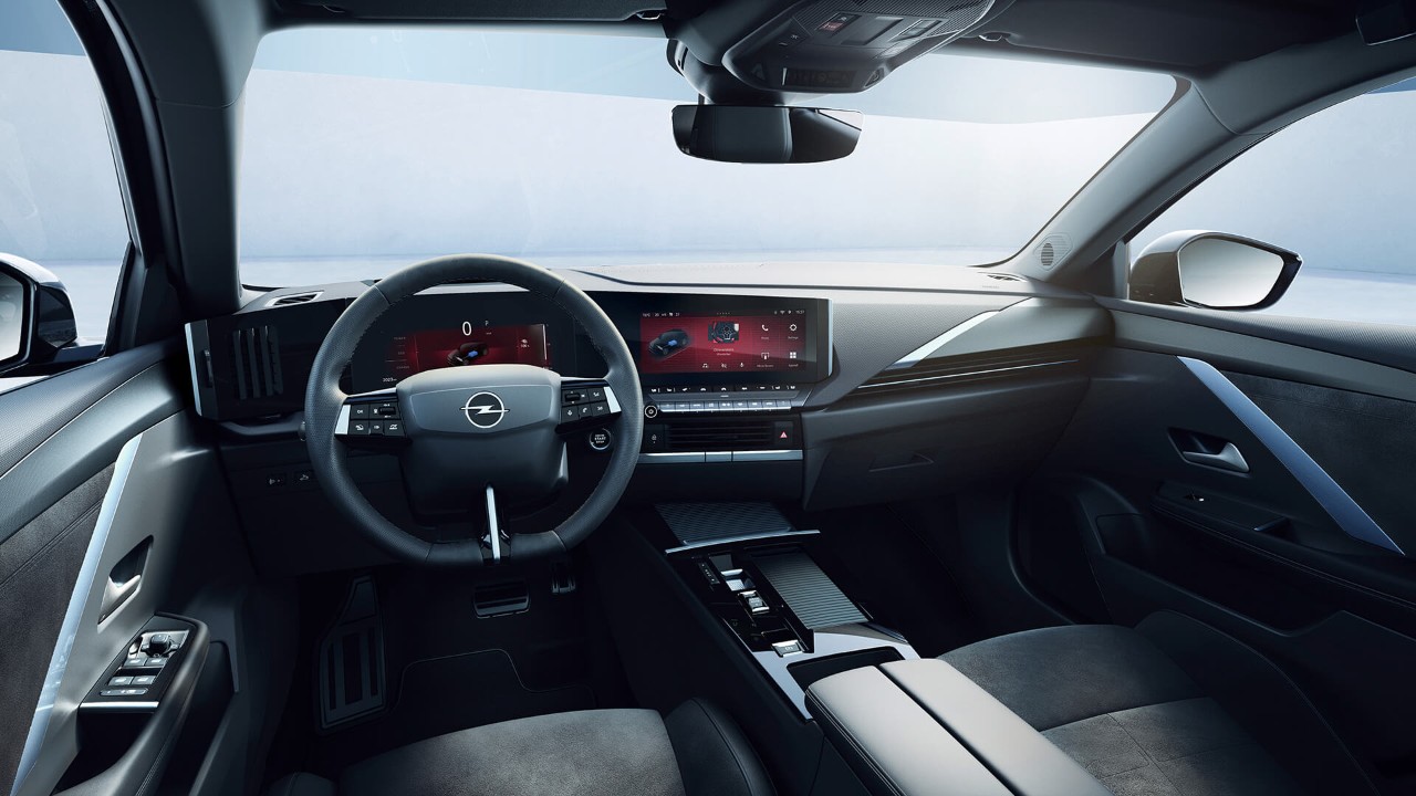 Binnenzicht van een Opel Astra Sports Tourer Electric vanaf de bestuurdersstoel
