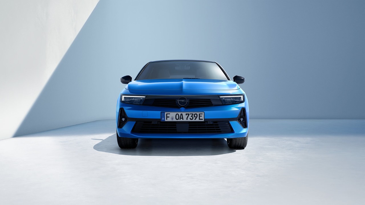 Vooraanzicht van een blauwe Opel Astra Sports Tourer