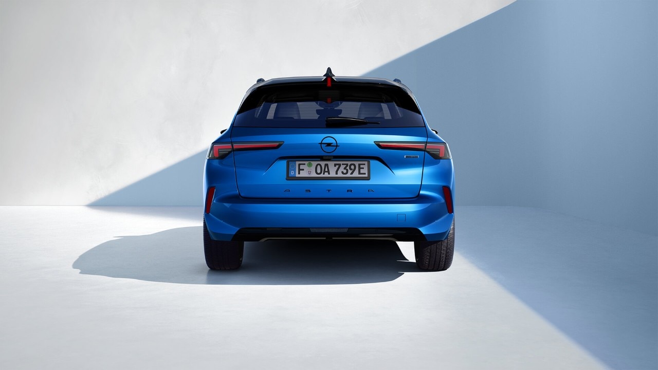 Achteraanzicht van een blauwe Opel Astra Sports Tourer