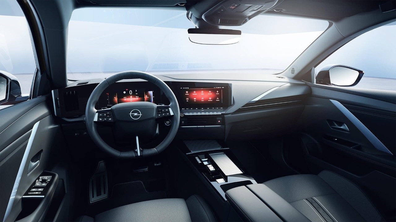 Close-up van het zwarte dashboard van de nieuwe Opel Astra Sports Tourer
