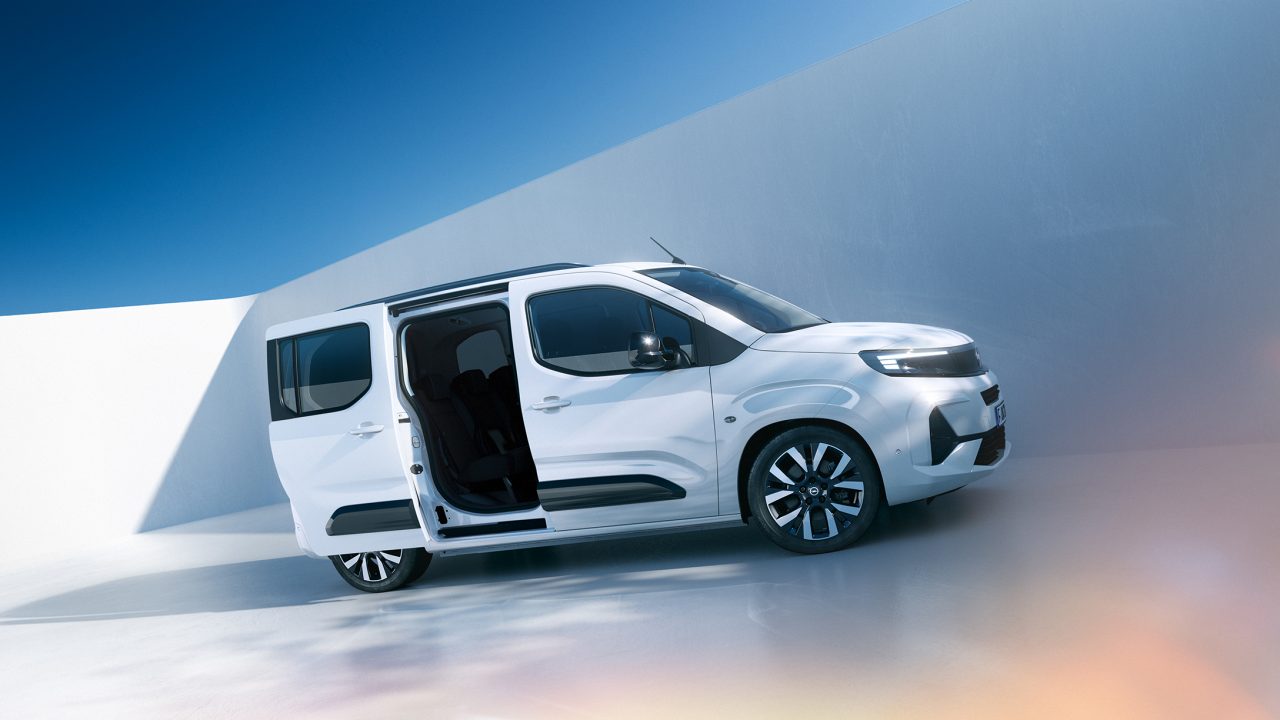 Zijaanzicht van een witte Opel Combo Electric met een glijdende deur
