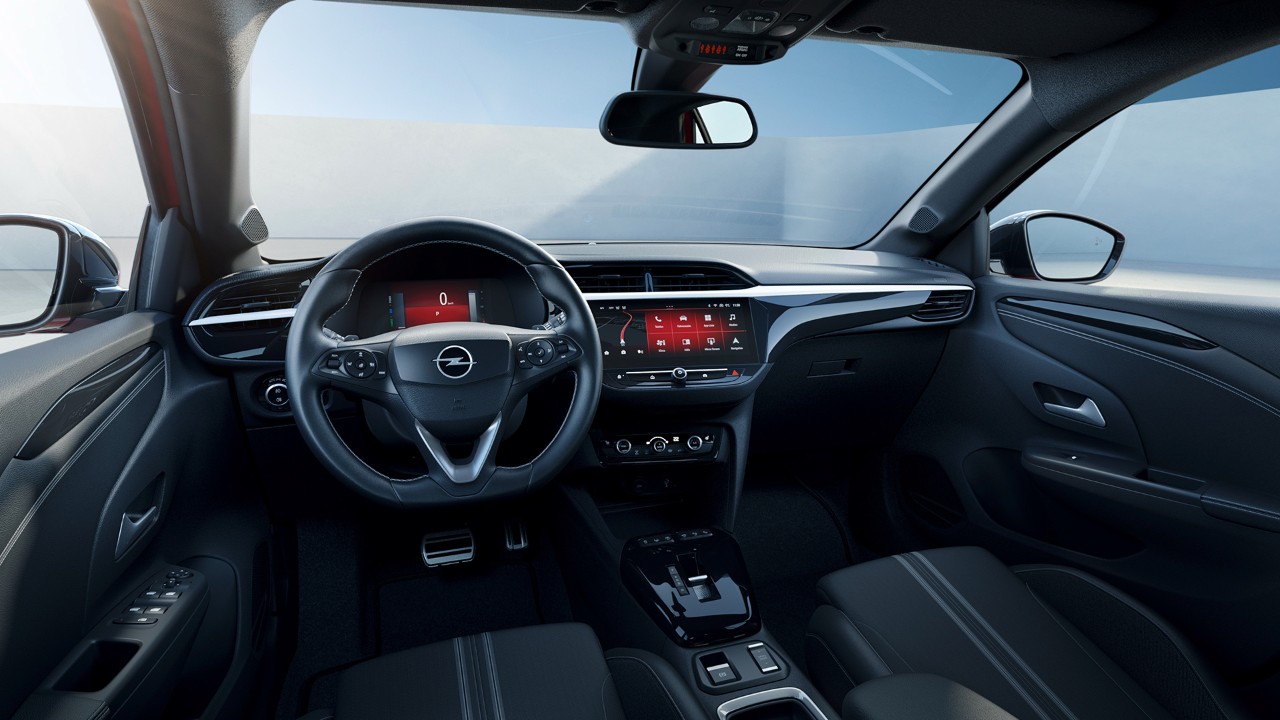 Zicht op het zwarte interieur vanaf de bestuurdersplaats van de nieuwe Opel Corsa