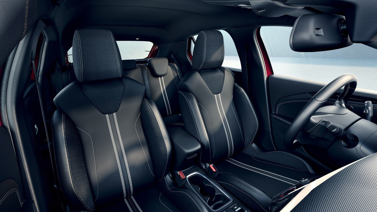 Zwarte zetels vooraan met patroon in de nieuwe Opel Corsa
