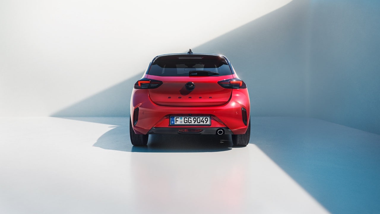 Achteraanzicht van de nieuwe Opel Corsa in rode kleur met zwart dak