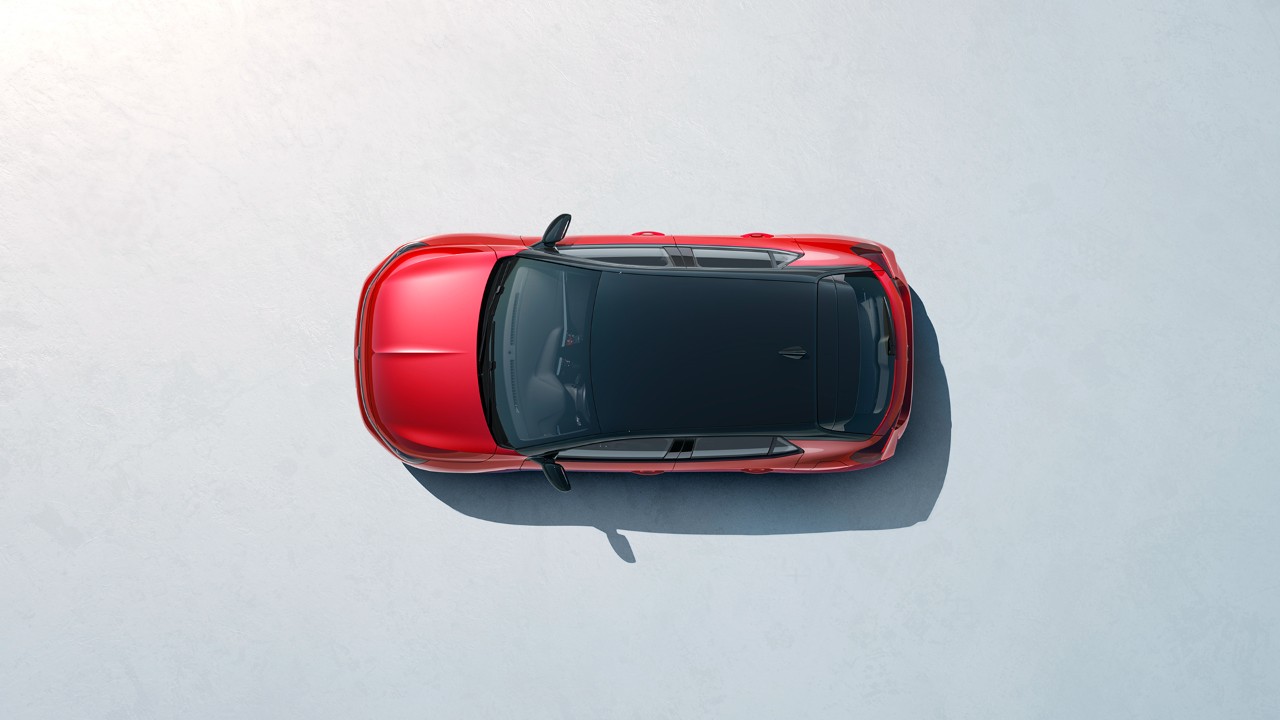 De nieuwe Opel Corsa in rode kleur met zwart dak in vogelperspectief