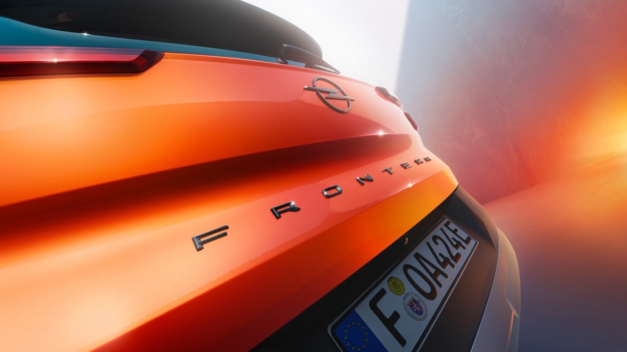 Close-up van de achterkant van de oranje Opel Frontera