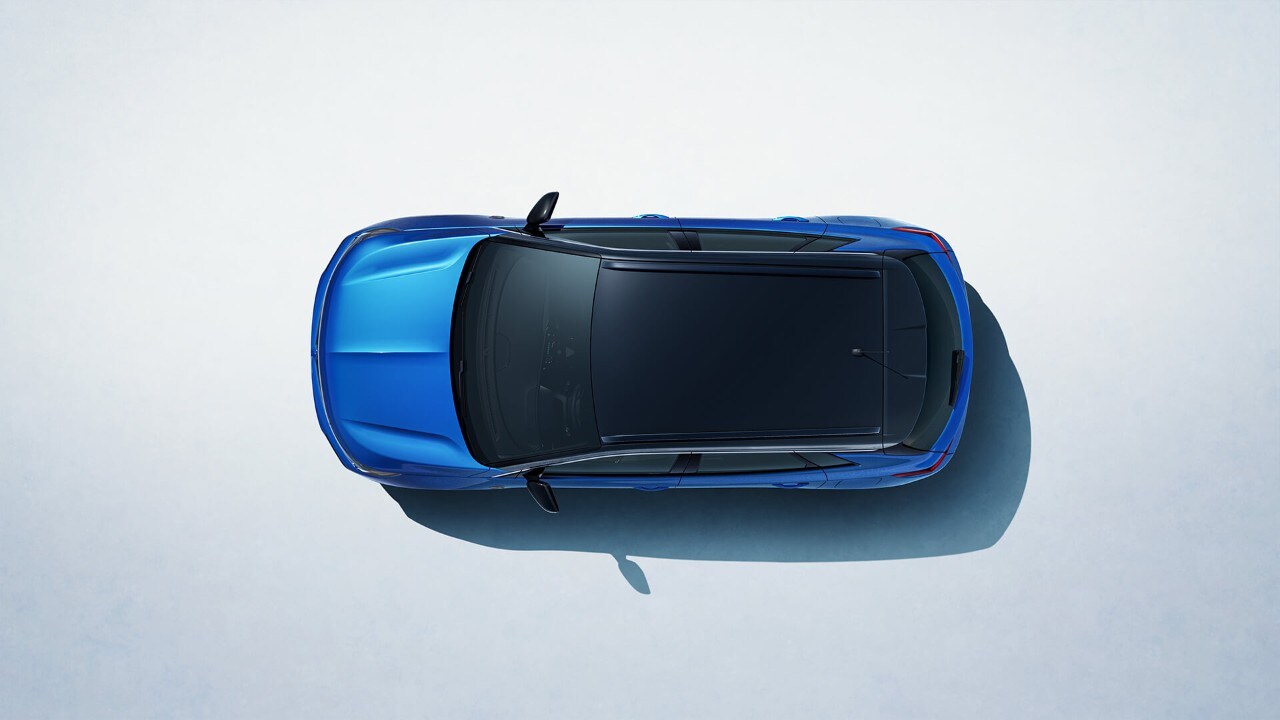 Vogelvlucht van een blauwe Opel Grandland Plug-in-Hybrid met zwart dak